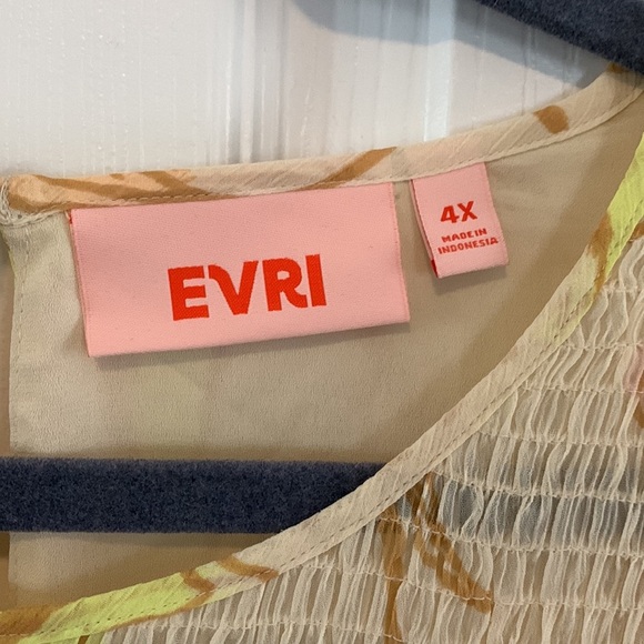 NWT EVRI floral blouse with smocked neckline Plus Size 4X - Picture 2 of 7